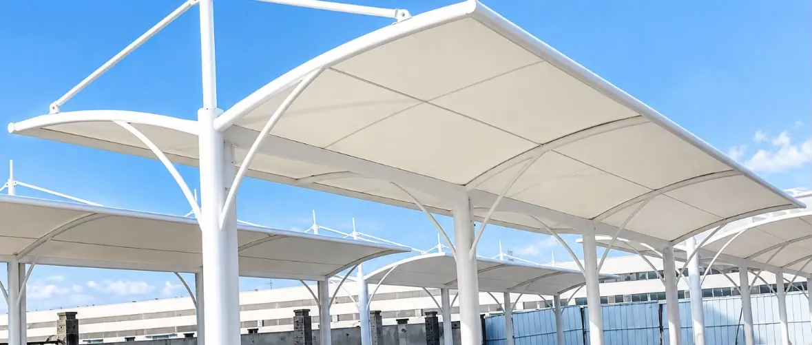 Sistema de marquesinas con soportes blancos repetidos