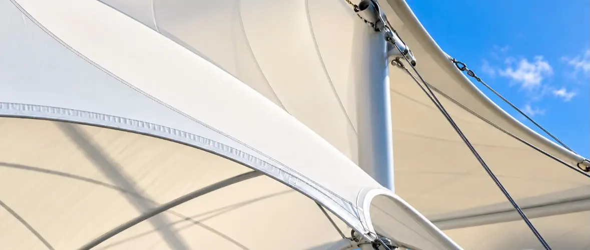 Estructura metálica y cables de una cubierta tensada