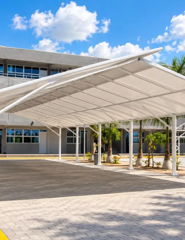 Cubierta ligera sobre un patio junto a un edificio
