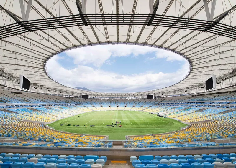 Vista interior de un estadio con cubierta de membrana y abertura central al cielo