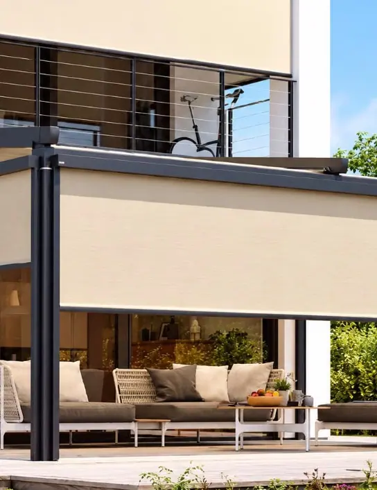 Toldo de terraza con asientos y área exterior