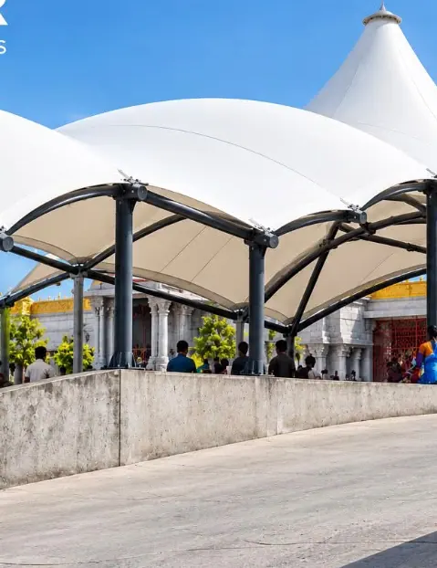 Cubiertas curvas blancas sobre un acceso público
