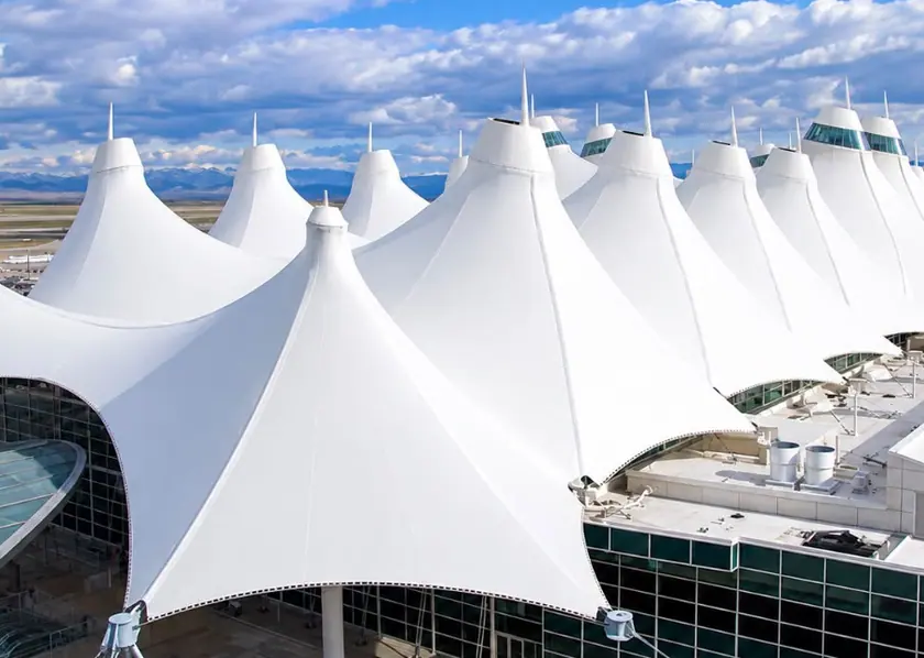 Cubierta arquitectónica blanca formada por conos tensados